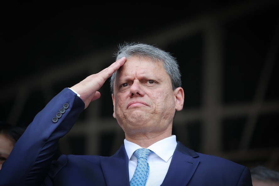 Finalmente, em público, Tarcísio tira a máscara de político moderado e se apresenta tal como ele é - um bolsonarista radical, se há algum que não seja. Quem votar nele daqui para frente não poderá dizer que não sabia disso.  Se não sabia antes, agora sabe.