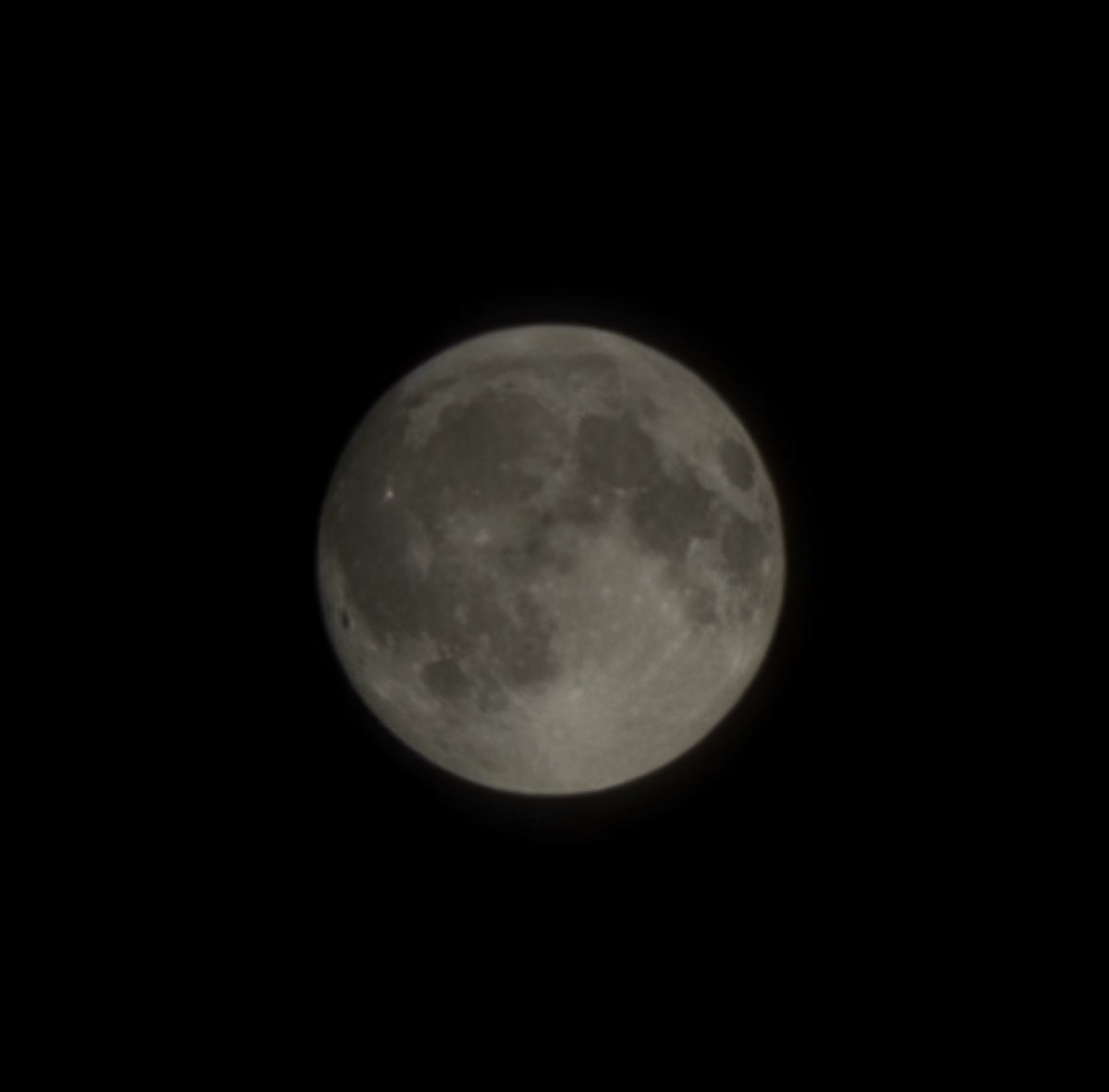 kingd22's tweet photo. @kellyoxford Full Moon Saturday night in West Virginia https://t.co/51LWYsqEQI