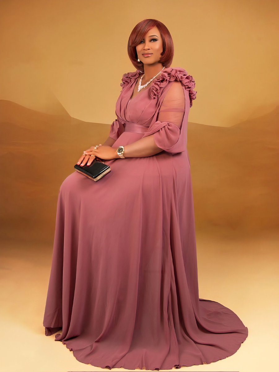 I have worn lots of beautiful dresses this year.

But these two are my favorites 😍