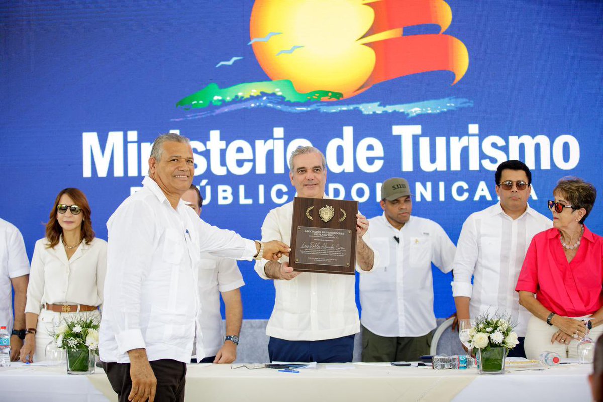 ¡El acceso a Playa Teco, en Maimón, ahora es rápido y seguro! Contamos con una vía de 3.6 km, diseñada para nuestros visitantes locales e internacionales, impulsando el turismo de la zona. La carretera fue entregada por el Pdte. <a href="/LuisAbinader/">Luis Abinader</a> y <a href="/TurismoRD/">Ministerio de Turismo RD</a>.