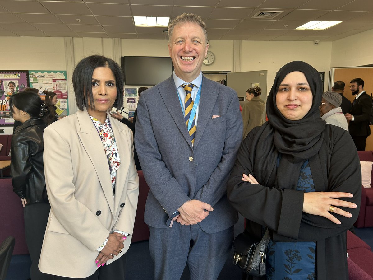 AJRAllModCons's tweet image. The people in these pics are my work colleagues, they are inspirational leaders, they SERVE our community &amp;amp; our children proudly. They are also my friends. To see the vile nonsense they’ve had to read on social media over the last few days sickens me to the core. #britishvalues