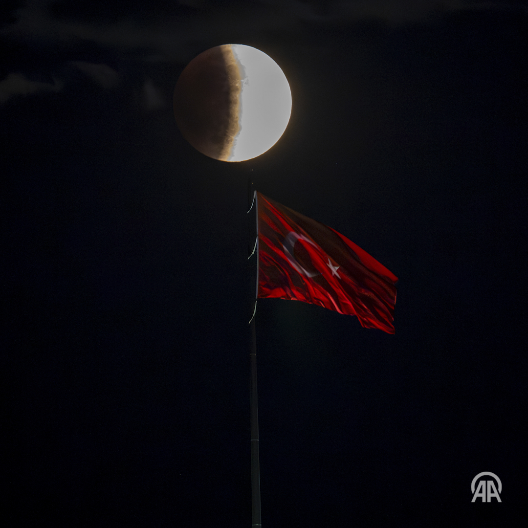 aunlupinar's tweet photo. Kırmızı renginden dolayı “Kanlı ay” olarak da bilinen dolunay, tutulma sırasında AA foto muhabirleri tarafından görüntülendi. En güzellerinden biri de Ankara’dan @kad7aj tarafından kaydedildi. 

https://t.co/YVDINqfMX2 https://t.co/HG6CGcdcd0