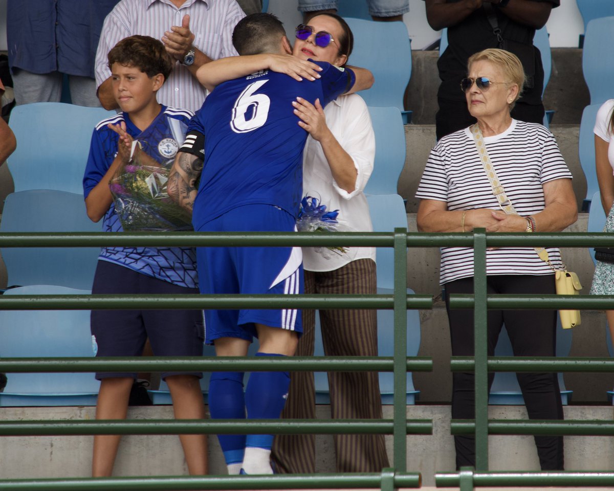 Hoy, en la previa de nuestro encuentro, nuestro capitán entregó un ramo de flores a la familia de nuestra querida Vanessa Melo Díaz

Posteriormente, se realizó un emotivo minuto de silencio en su honor y también a Fernando Martínez Domínguez, exdirectivo de nuestra institución.