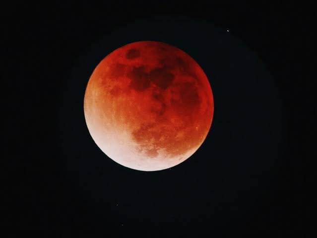 kaiun119's tweet photo. 【皆既月食(ブラックムーン)天体ショー】
2025年9月8日の未明、約3年ぶりに日本で「皆既月食：ブラッドムーン」の天体ショーを観覧。満月が赤く染まる皆既状態は午前2時30分から3時53分まで続いたのでシェアします。さて、あなたは「皆既月食:ブラッドムーン」に何想う？今日も明るく楽しい1日を
お過ごしください✨🍀Goodluck❣️
#皆既月食 #ブラッドムーン #天体ショー #人生の巡り #想いは実現する