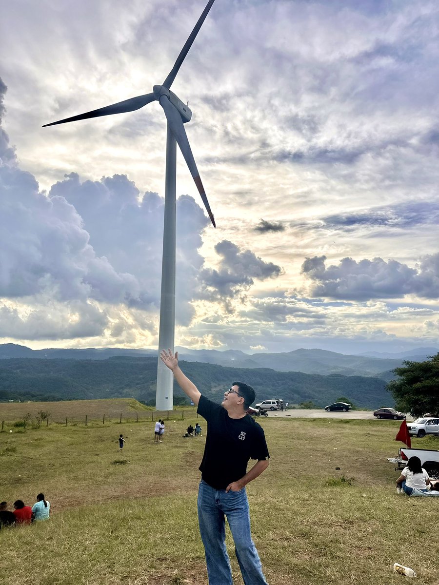 juancanic's tweet photo. Donde el viento se convierte en magia.  |Paseo Las Eólicas, Santa Ana 🇭🇳🍃💨 #Honduras https://t.co/LkFZrbILe9