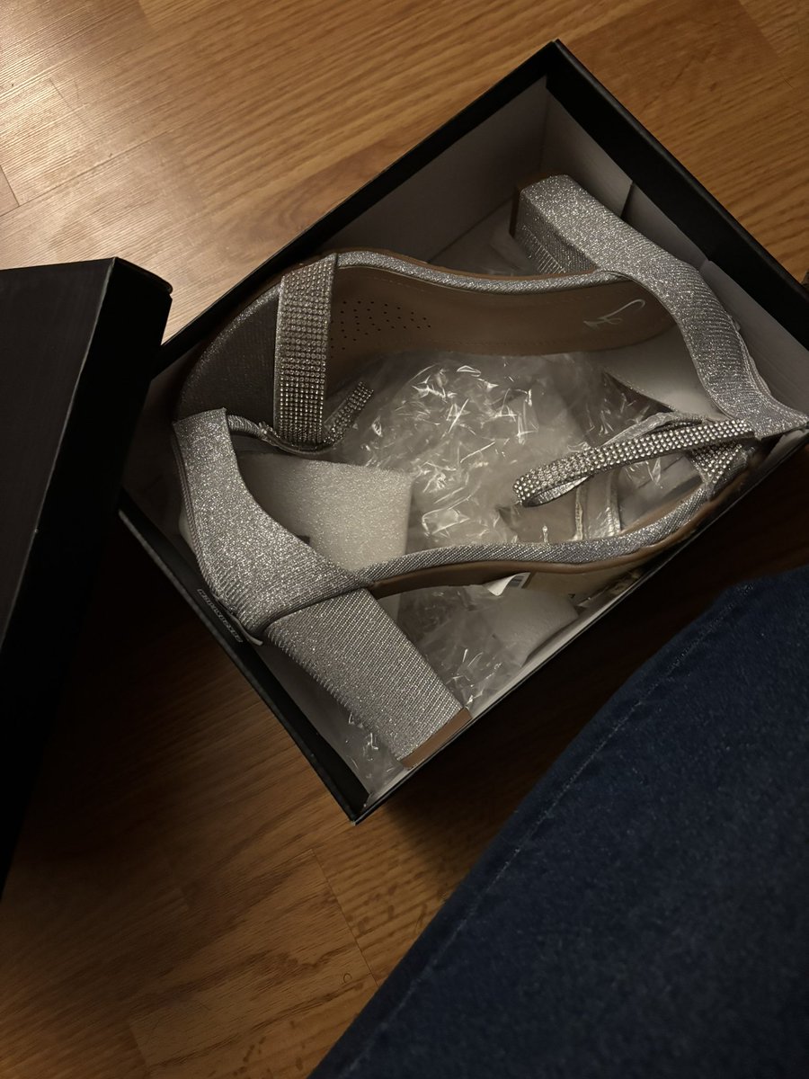campaignblue's tweet photo. old n new heels

feet findom wallet drain finsub https://t.co/aG7tG46Au4