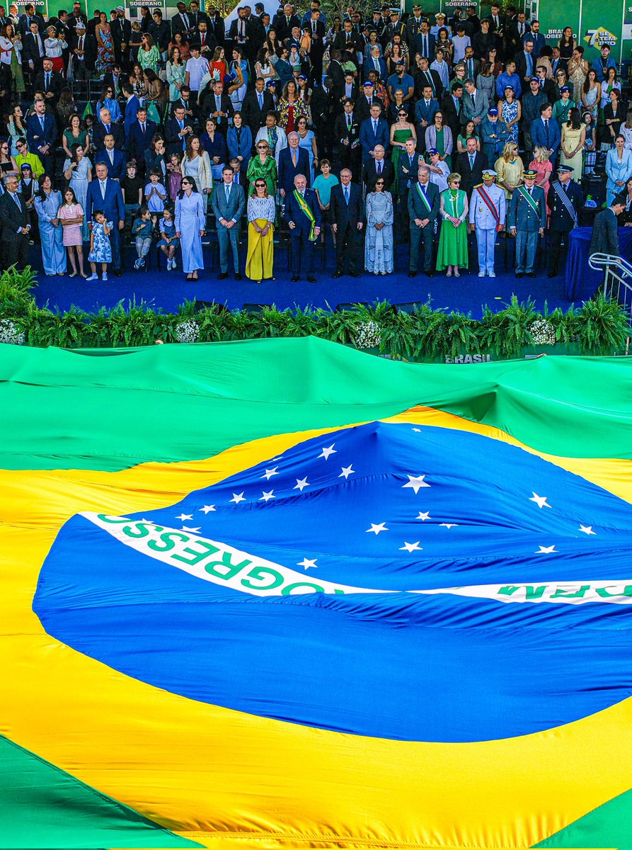 KriskaCarvalho's tweet image. É essa imagem que devemos compartilhar. Um verdadeiro presidente patriota, que entende a importância da nossa bandeira, de um BRASIL SOBERANO e que cuida do povo. O presidente Lula resgatou a bandeira e hoje celebramos a verdadeira independência.