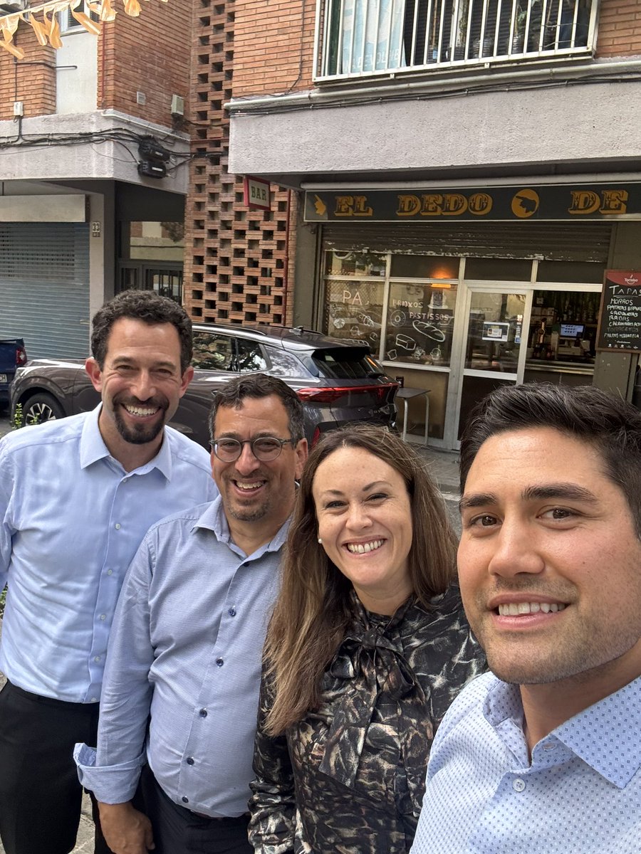 ArjanGower's tweet photo. Barcelona #WCLC25 with my UCLA thoracic onc colleagues after Jonathan Goldman gave the Presidential abstract this morning https://t.co/uDvxGHJqNX