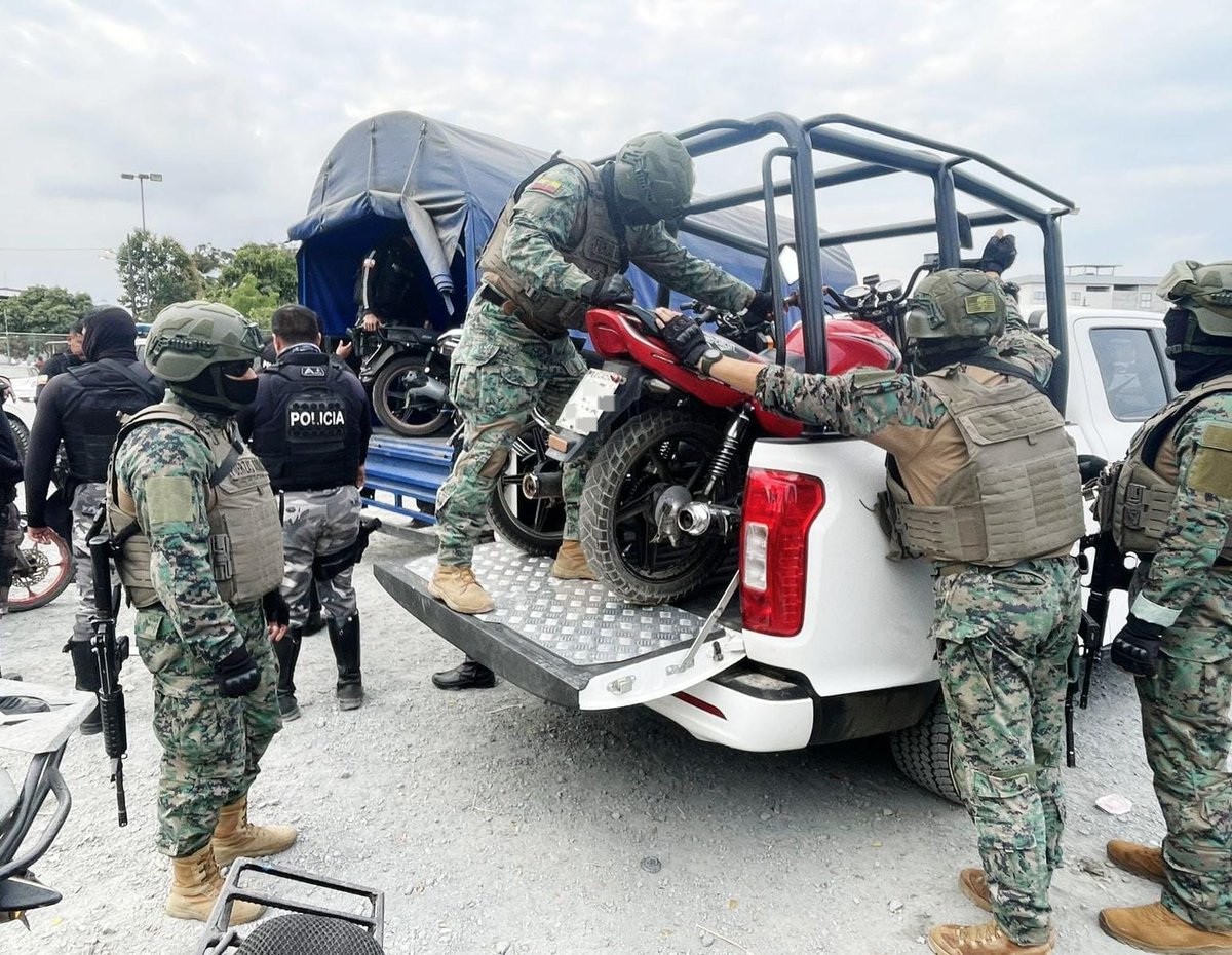 FFAAECUADOR's tweet photo. 🔴#GOMAI DURÁN || Las Fuerzas Armadas a través del #BloqueDeSeguridad, mediante un operativo coordinado realizado durante el día y la noche en el cantón #Durán, dejó como resultado el decomiso de alrededor de 50 motocicletas que no contaban con la documentación reglamentaria.
Estos vehículos eran presuntamente utilizados para cometer actos ilícitos en el cantón. La acción forma parte de las operaciones permanentes de control y seguridad que se desarrollan en los sectores de mayor incidencia delictiva.
Con el retiro de estas motocicletas de circulación mismas que fueron ingresadas al centro de retención vehicular de Durán, reducimos la movilidad de la delincuencia y garantizamos mayor seguridad para la ciudadanía.
Las Fuerzas Armadas reiteran que estos operativos continuarán, en coordinación con otras instituciones del Estado con el objetivo de fortalecer el orden y la tranquilidad en el cantón ferroviario.
#FFAAContigo
#EcuadorUnaSolaFuerza
#BloqueDeSeguridad