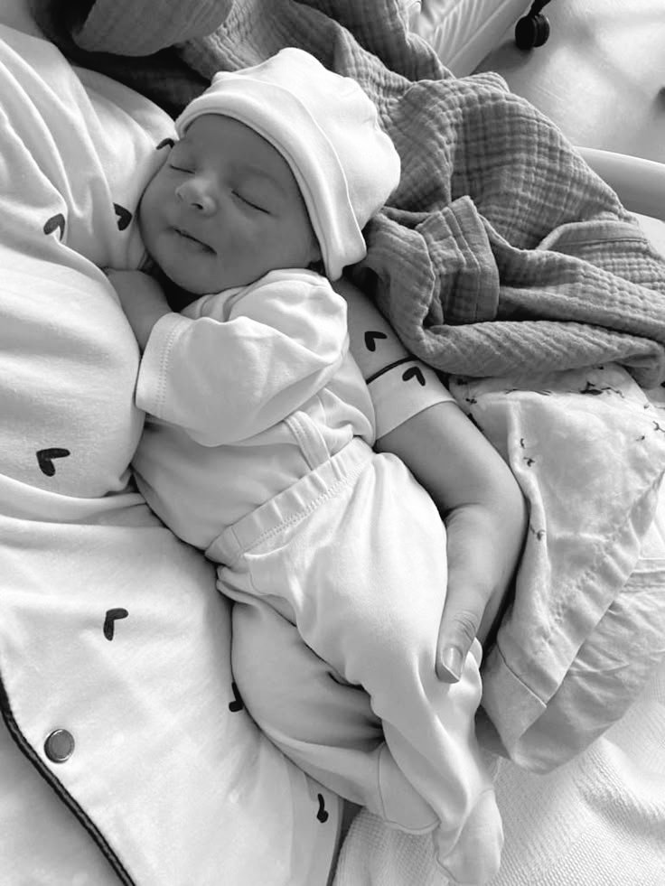 ofheryatesy's tweet photo. cuddles with this little one🥺 https://t.co/FR6jxchGL8