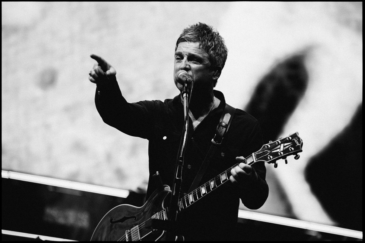 oasis's tweet image. LOS ANGELES NIGHT ONE #oasislive25