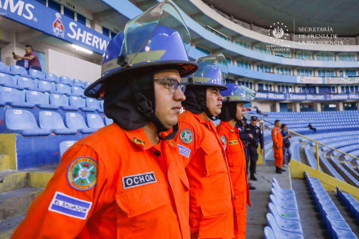 <a href="/Defensoria_910/">Defensoría del Consumidor (DC) 🇸🇻</a> <a href="/rasalazar4/">Ricardo Salazar 🇸🇻</a> <a href="/VMTElSalvador/">VMT</a> <a href="/NelsonReyesSV/">Nelson Reyes 🇸🇻</a> <a href="/PROCIVILSV/">Protección Civil de El Salvador</a> <a href="/luisalonsoamaya/">Luis Alonso Amaya</a> <a href="/LaSelecta_SLV/">La Selecta</a> <a href="/PNCSV/">PNC El Salvador</a> <a href="/ecuscatlan/">Estadio Cuscatlán</a> <a href="/alcaldia_ss/">Alcaldía de San Salvador</a> <a href="/nayibbukele/">Nayib Bukele</a> <a href="/fesfut_sv/">FESFUT</a> <a href="/FGR_SV/">Fiscalía General de la República El Salvador</a> #DispositivoDeSeguridad | El director de <a href="/PROCIVILSV/">Protección Civil de El Salvador</a>, <a href="/luisalonsoamaya/">Luis Alonso Amaya</a>, detalla que por el partido entre El Salvador y Surinam se movilizarán 2,000 profesionales de instituciones como: <a href="/BomberosSV/">Bomberos El Salvador 🧑‍🚒🚒🇸🇻</a>, <a href="/SEM132_SV/">Sistema de Emergencias Médicas</a>, <a href="/Fosaludoficial/">Fosalud</a>, <a href="/PNCSV/">PNC El Salvador</a>, <a href="/FUERZARMADASV/">FUERZA ARMADA</a>, <a href="/VMTElSalvador/">VMT</a>, <a href="/CONAPINA_sv/">CONAPINA</a>,
