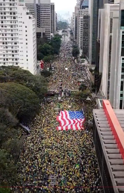 No dia da independência os Bolsonaristas levam bandeira dos EUA para o Ato! Isso mesmo , os Bolsonaristas levam a bandeira do pais que quer taxar o Brasil