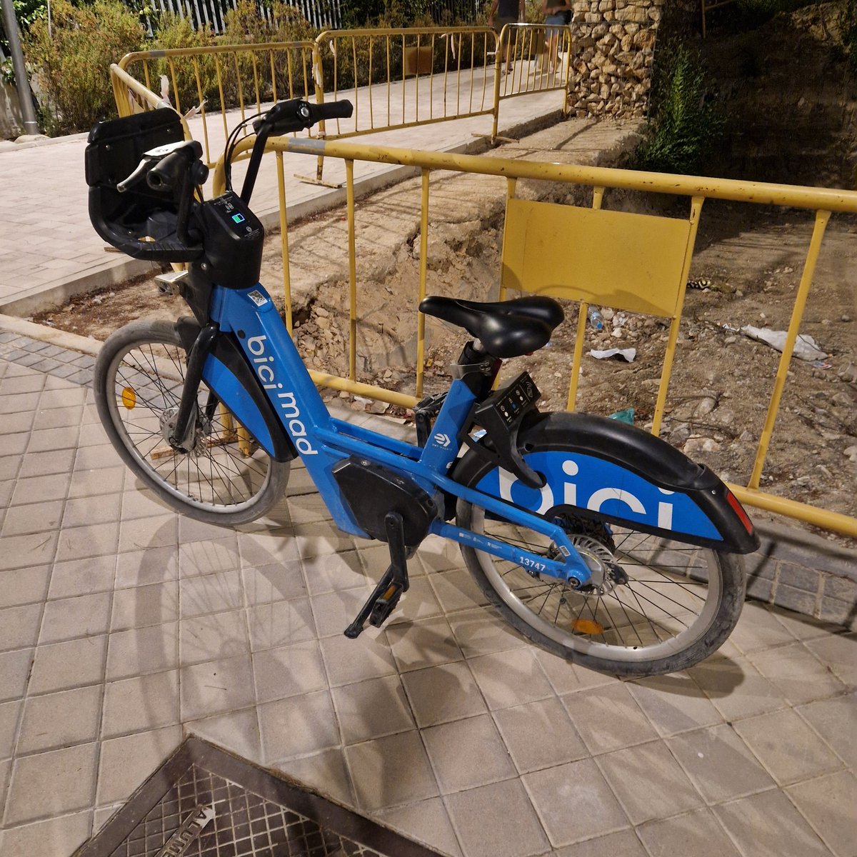 Bicimad en parque Santa Eugenia <a href="/bicimad/">bicimad</a> <a href="/Lineamadrid/">Línea Madrid</a> número 13747
Localización maps.app.goo.gl/W8HyLN7XtiXn3W…