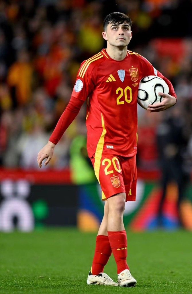 Like this tweet if you believe Pedri is the best midfielder in the world.