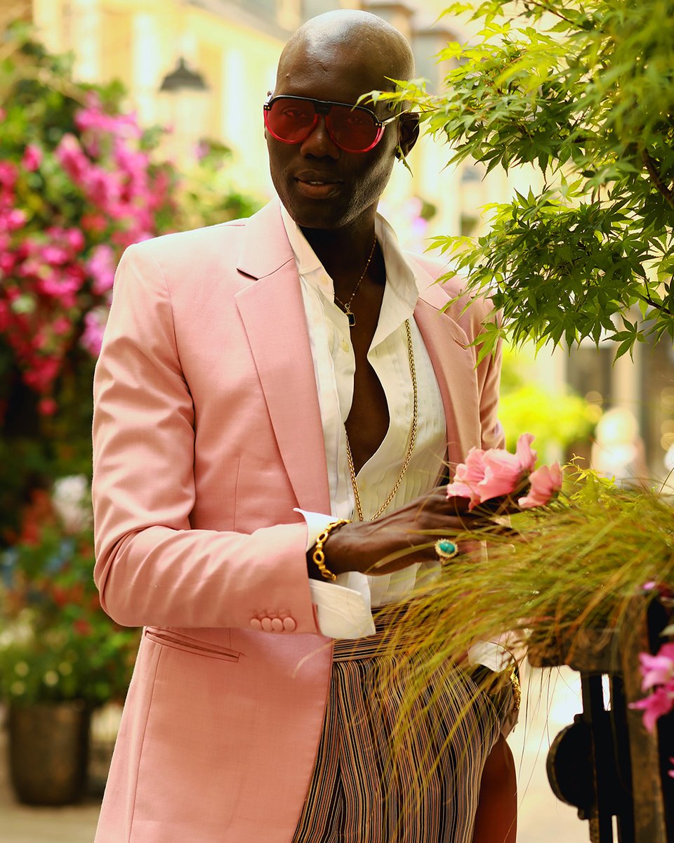 Black in Frame.
Bold, powerful, centering presence.
Modelo #BadaraNdiaye
Fotografía #StefanSokolovski
Magazine <a href="/InFluentialMag/">InFluential Magazine</a> <a href="/Austinpublisher/">William Jackson, MBA, ForbesBLK Member</a>
issuu.com/influentialmag…

#modahombre #menstyle #fashionphotographer #gentleman