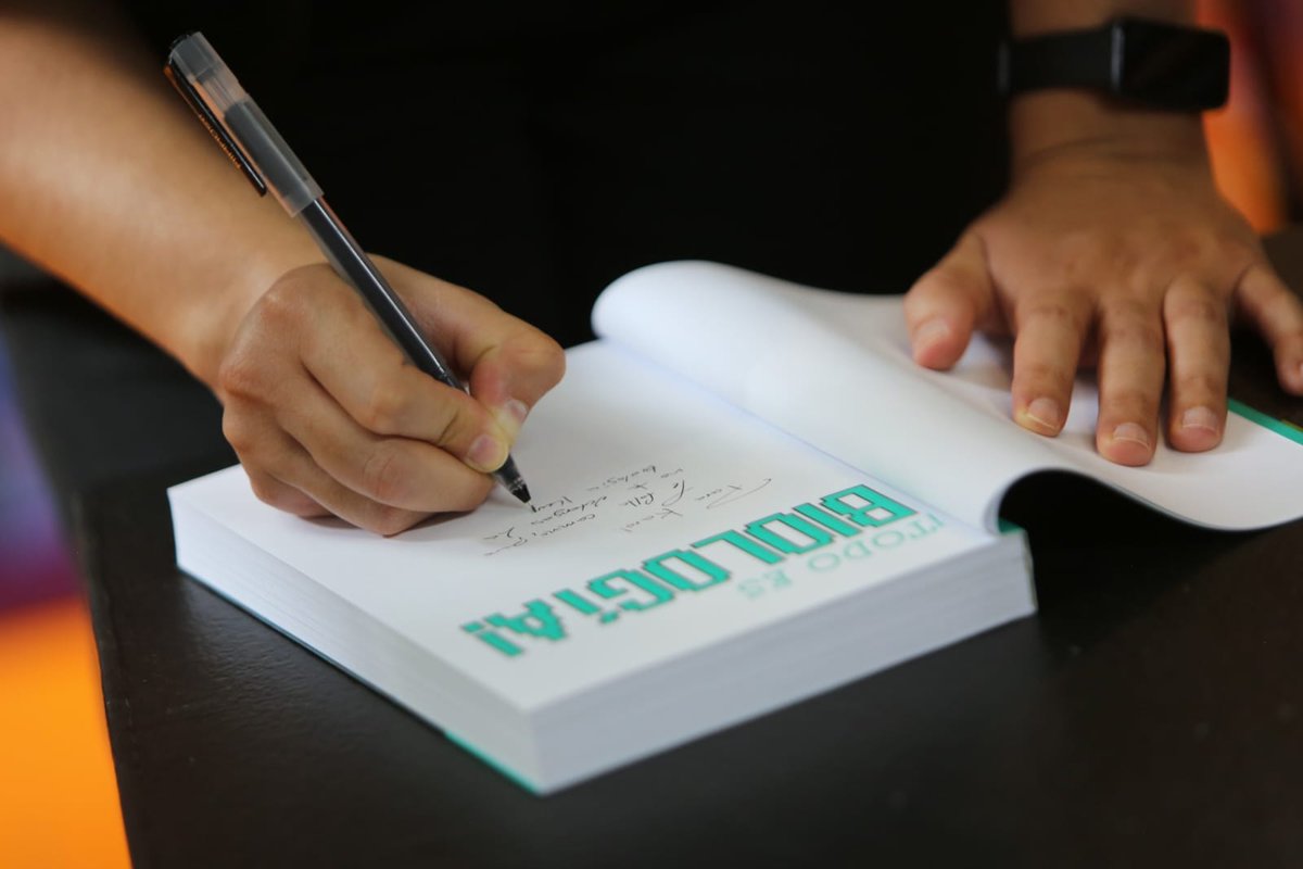 🌎🔬 ¡Todo es biología! 

La #FUL38 se vistió de manteles largos con la presentación estelar de <a href="/PolliPadilla/">Polli Padilla</a>.

🌐 uaeh.edu.mx/ful/2025/event…

#UAEH #FUL2025 #CienciaDeDatos #LaFeriaDeTodasYTodos