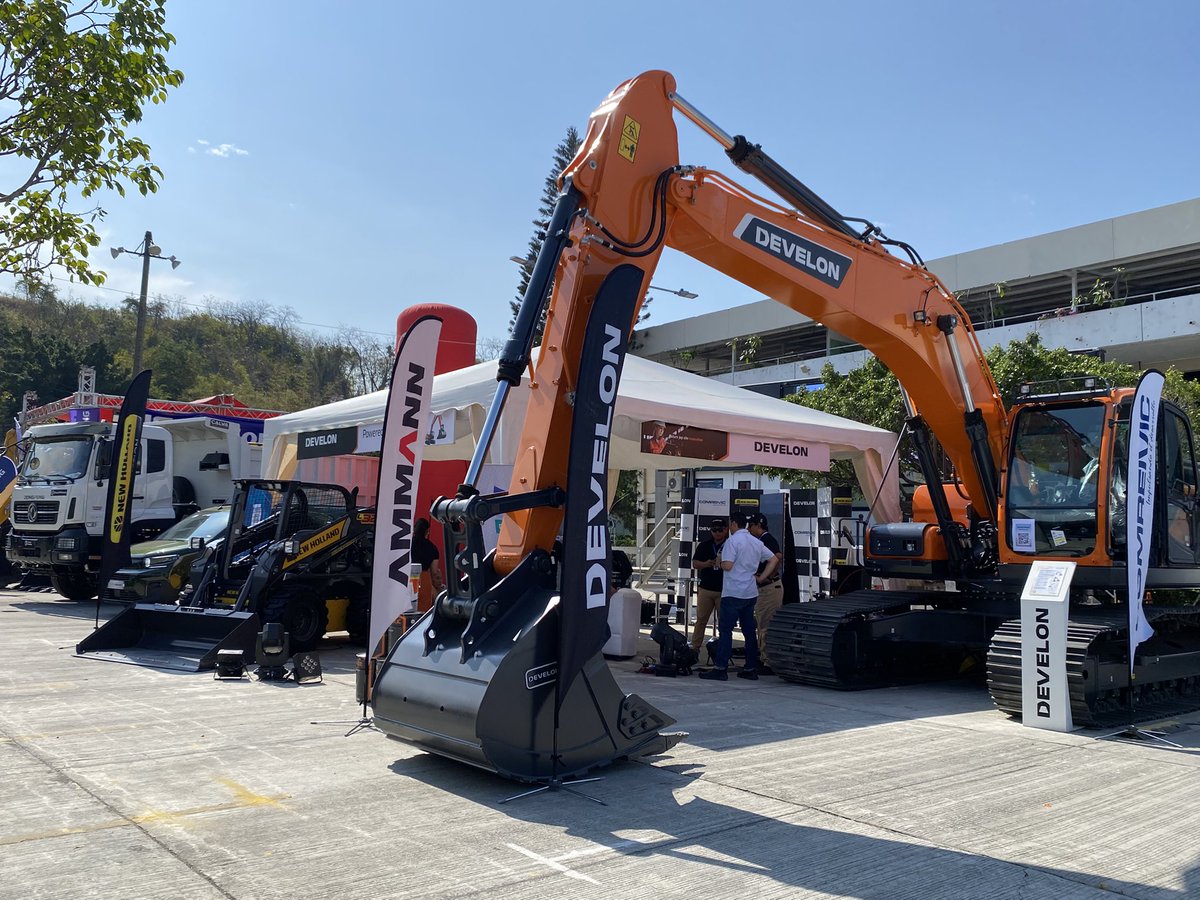 Wello_ec's tweet photo. La Cámara de la Construcción de Guayaquil organiza la Expo Maqser 2025, un evento que reúne a proveedores, empresas y profesionales de la industria. El evento se desarrolla en la Universidad Católica Santiago de Guayaquil. https://t.co/n6iOrZXm9I