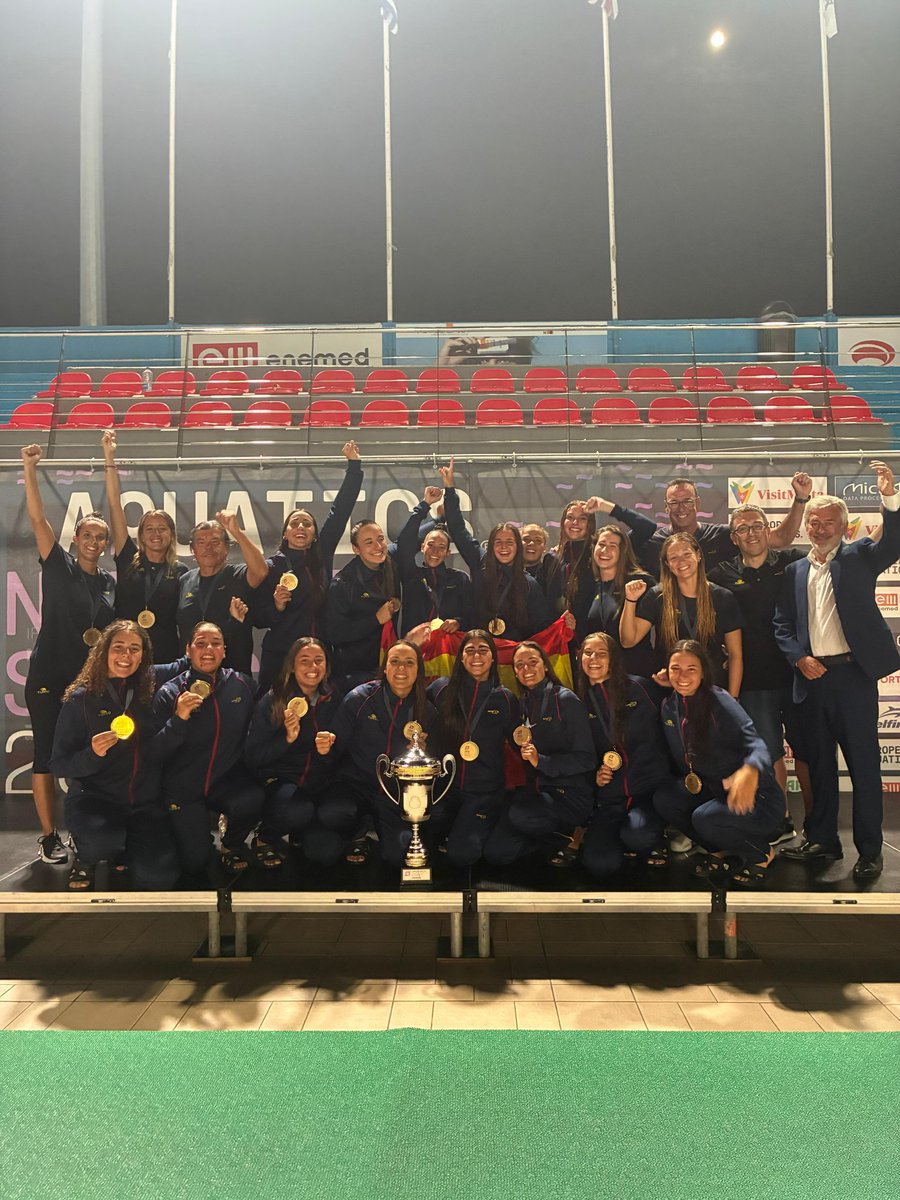 RFEN_Oficial's tweet photo. 🥇 ¡Campeonas de Europa! 🥇

La selección española sub18 femenina de #waterpolo se ha proclamado campeona de Europa en Malta tras imponerse a Grecia en una final de infarto (10-9)

Un triunfo que confirma el gran presente y futuro del waterpolo español💪

¡Enhorabuena, equipo!👏 https://t.co/OjH1k3m05L