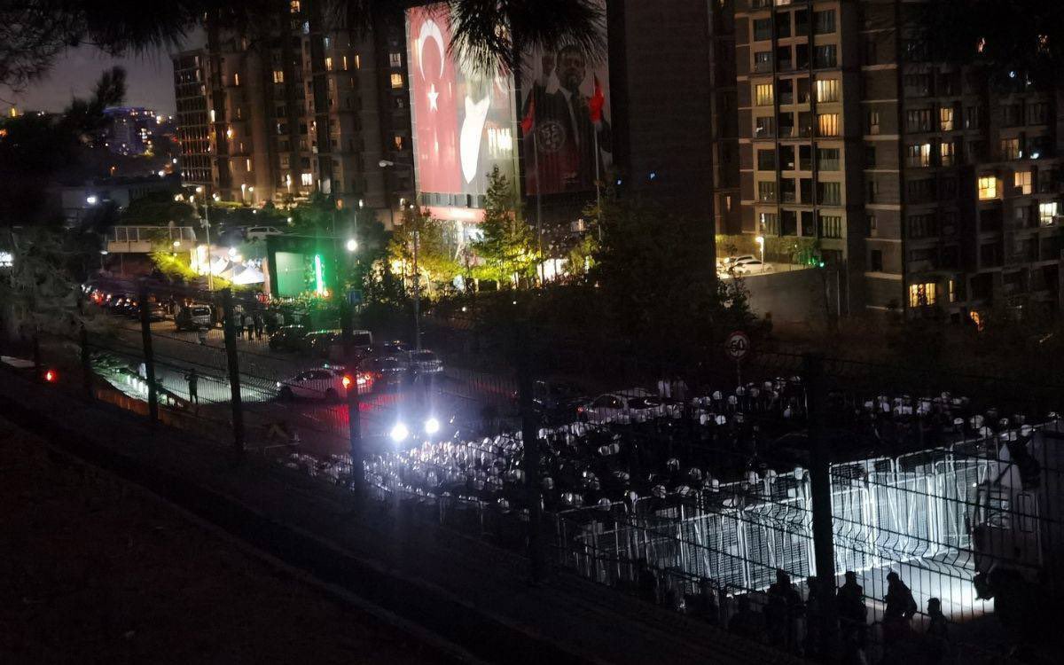 Gören de halk ülkeyi işgale gelmiş sanır. Evlerine Chp’ye gidiyorlar  sadece! Bu korumayı sınırlar için de istiyoruz bu arada! #CHPTeslimAlınamaz