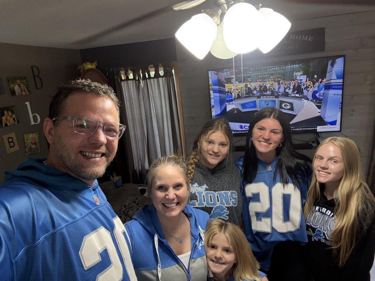 soberdaddy2's tweet photo. #GameDayBaby #OnePride
🦁
@BarrySanders @Lions
#TeamBeaudry
#Family https://t.co/XGupBAargj