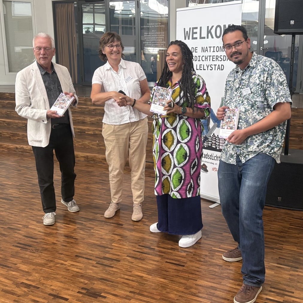 Zaterdag was de 20e editie van de #NationaleStadsdichtersdag in <a href="/gem_Lelystad/">Gemeente Lelystad</a> . Bij de opening een indrukwekkend optreden van #BabsGons, #dichterdernederlanden: persoonlijk en geëngageerd. En een fraaie bundel #uitgeverijanderszins.