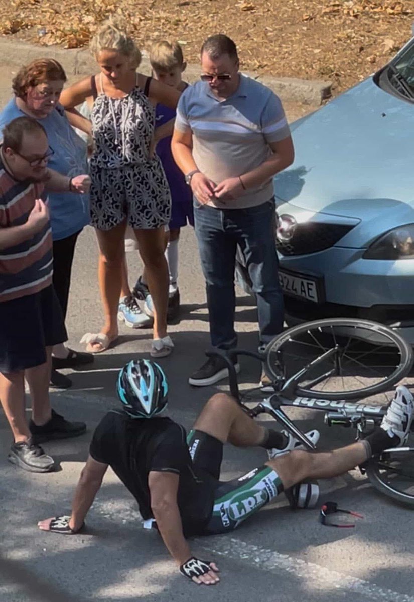 Вчера Бујар помагаше на велосипедист  кој беше удрен од кола, а денеска дилерот од Гази Баба ќе го доутепал човекот удрен со кола од негов партиски другар. 

ПС: Кола која има миризливо со амблемот на ВМРО закачено на ретровизор може да гази се пред себе.