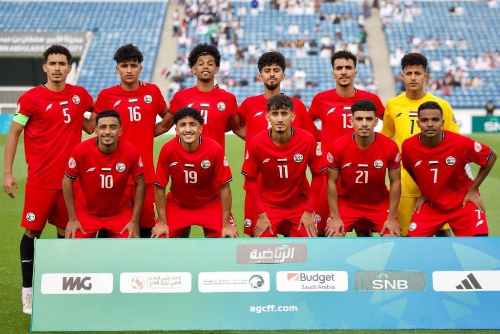 لم يعد هناك ما يوحّد اليمنيين كما يفعل المنتخب الوطني،يحتضن اليافعي صديقه الصنعاني ويصافح ابن تعز أخاه من الضالع وكلهم يهتفون بصوت واحد:بالروح بالدم نفديك يا يمن.تساقطت أمام هذه اللحظة الجدران المناطقية، وتلاشت الانتماءات الحزبية، ولم يبقَ سوى اليمن الكبير،يمن يتسع للجميع #اليمن