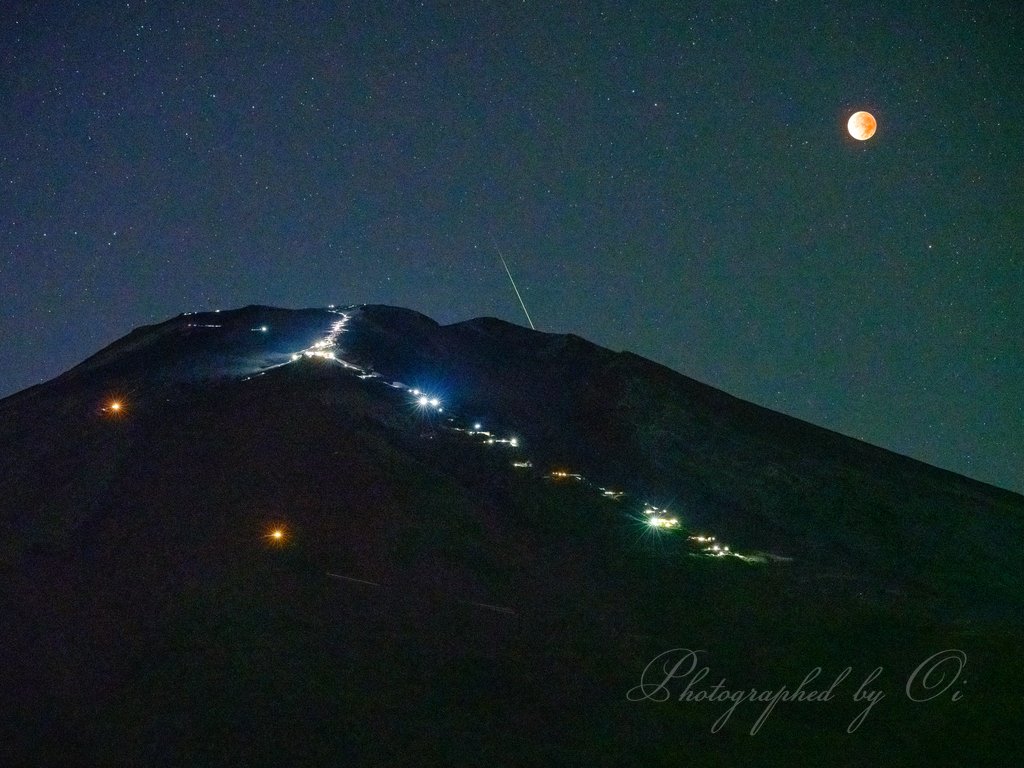 本日の皆既月食と夏の富士山のコラボ！！

撮影中に流星も飛び込んできました🎇

#富士山