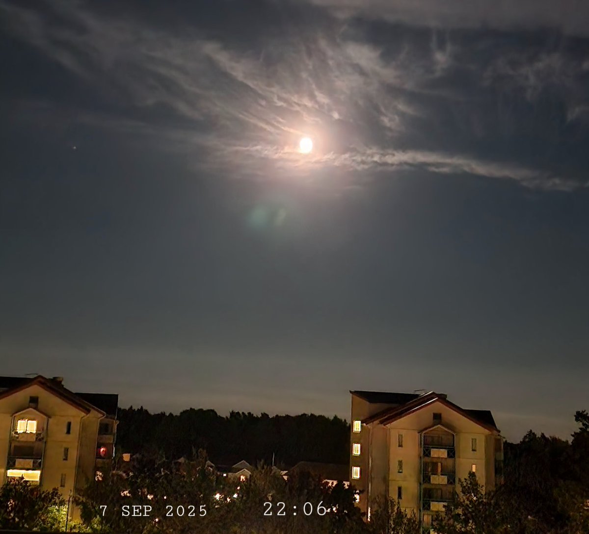 IDadzkov's tweet photo. Full Moon after partial lunar eclipse tonight. 2×
#nature #Moon #FullMoon #NightSky #clouds #NightSkyPhoto #FullMoonPhoto https://t.co/N1hn8z1ZuJ
