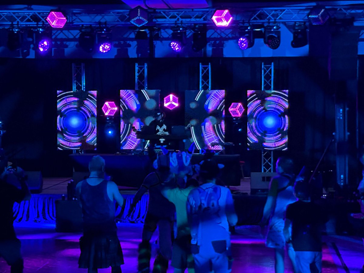 A small programming change tonight, dances will now kick off at 9pm and run til midnight!