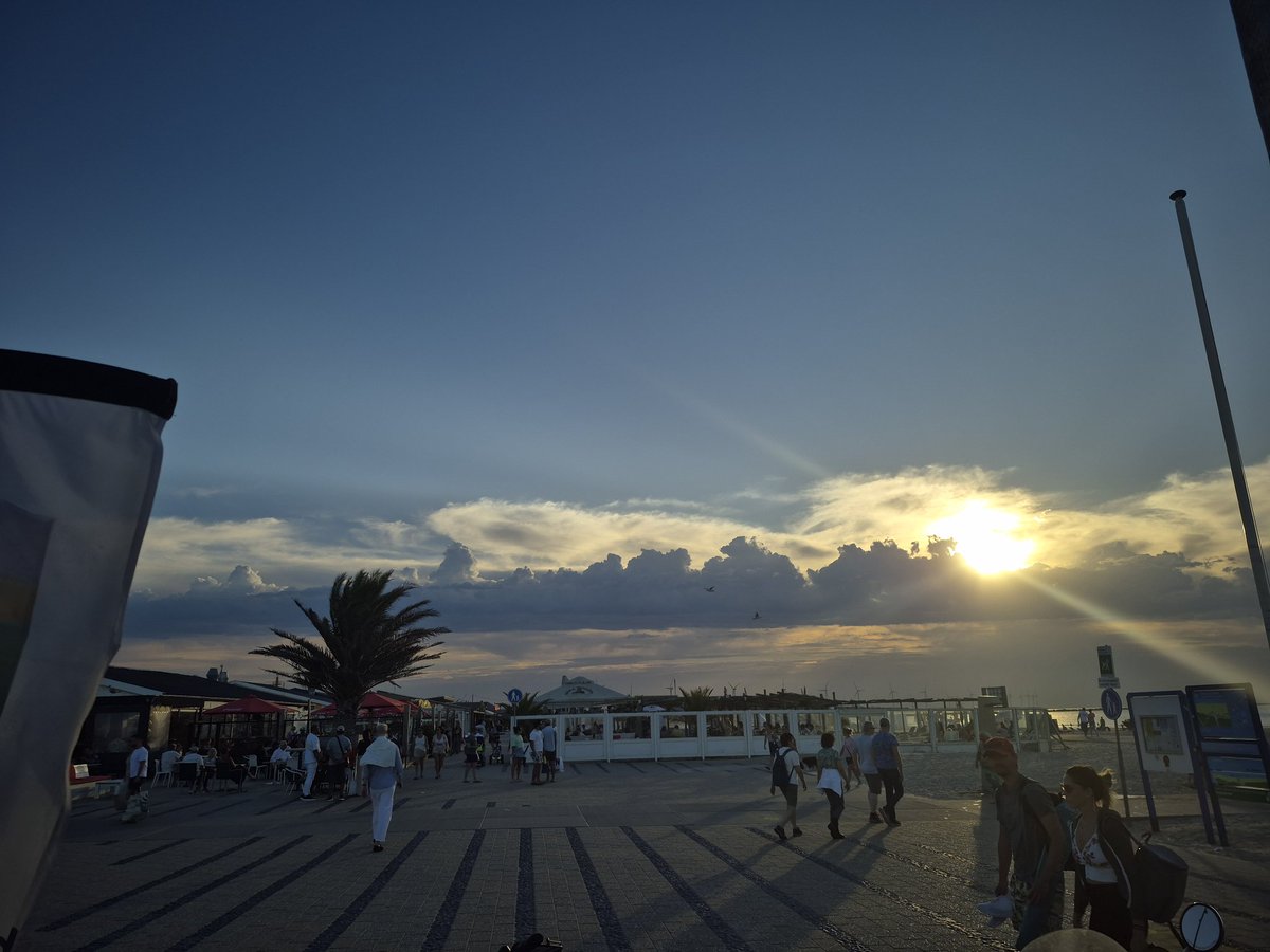Na een lange dag op de strandpost is de horizon prachtig