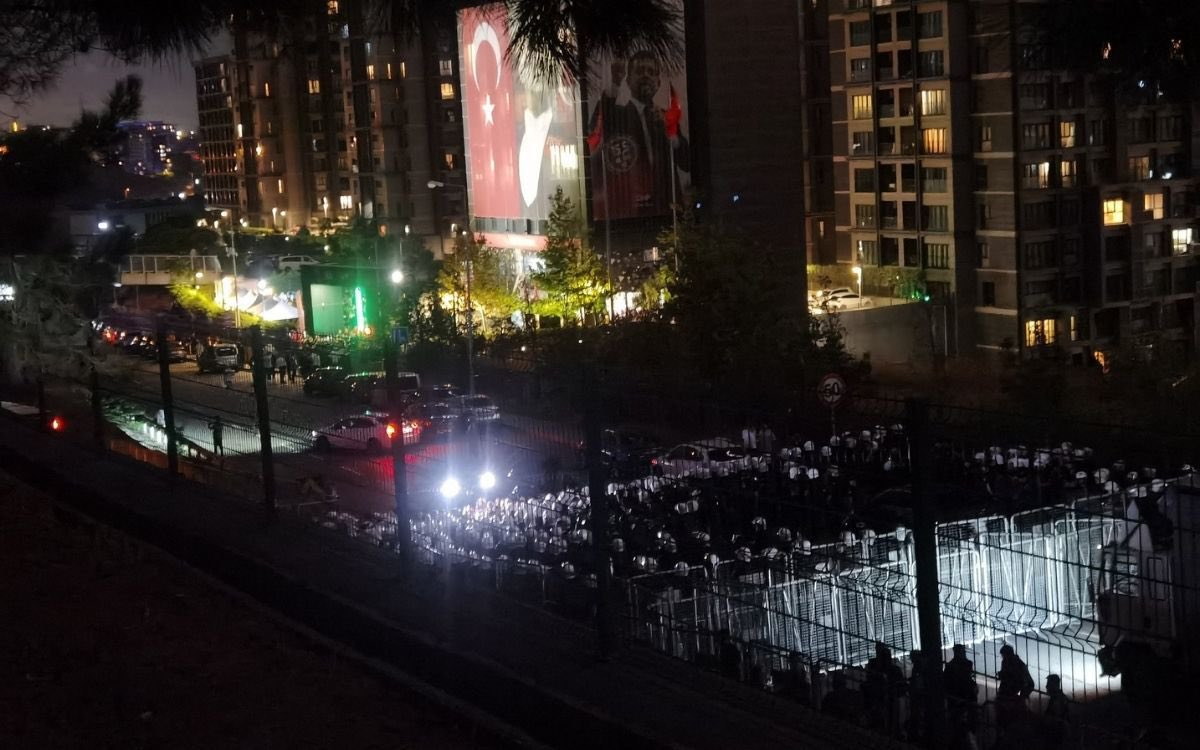 Ablukaya hayır! 
Kayyuma hayır!
Hukuka evet! 
Demokrasiye evet. 
Özgür bir Türkiye'ye evet...