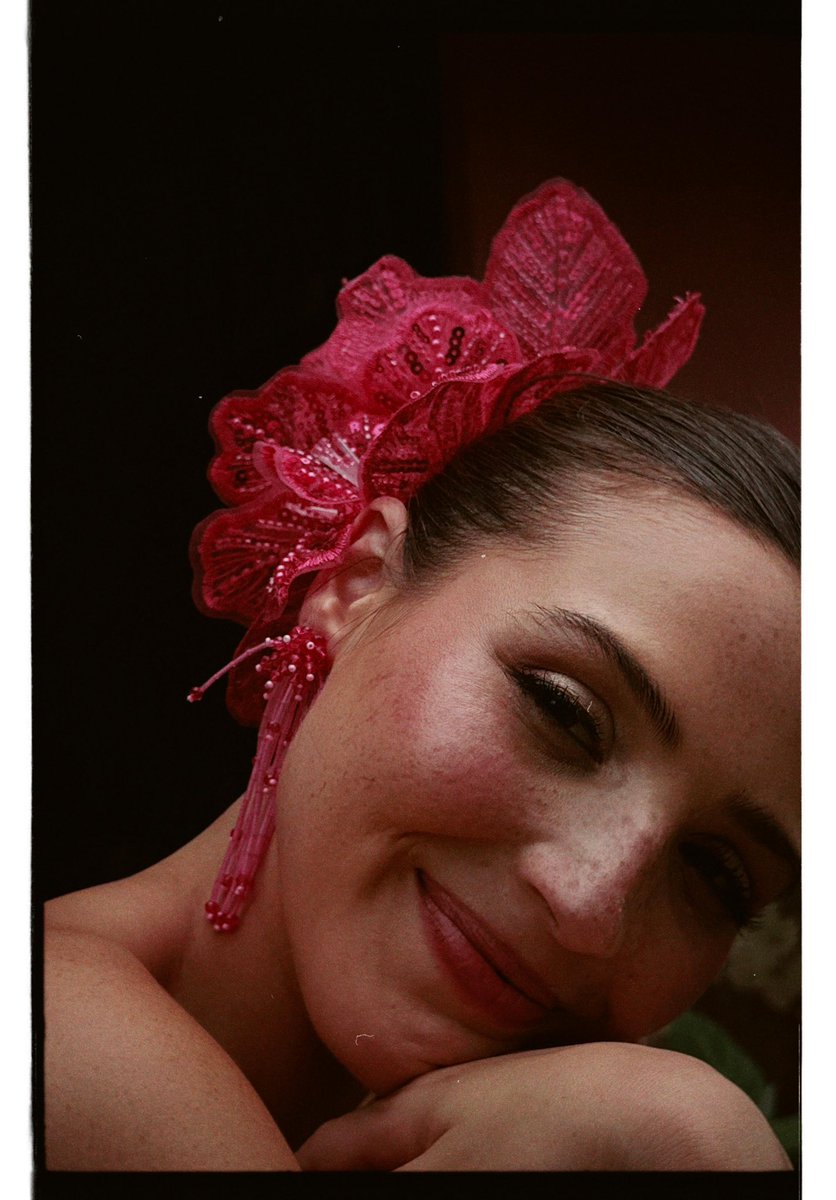 🪘 Esta noche comienza un viaje #ALaRaíz afro del Carnaval.
Un recorrido para celebrar la herencia negra que llena de ritmo y color nuestra Fiesta. ✨