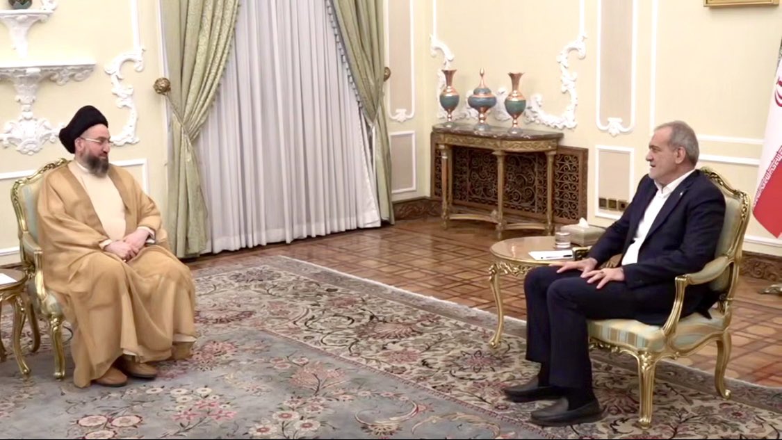 لدى زيارتي إلى الجمهورية الإسلامية الإيرانية، التقيتُ فخامة الرئيس مسعود بزشكيان، وكانت التحديات التي تواجهها المنطقة والعلاقات الثنائية من المحاور المهمة التي تبادلنا وجهات النظر حولها.