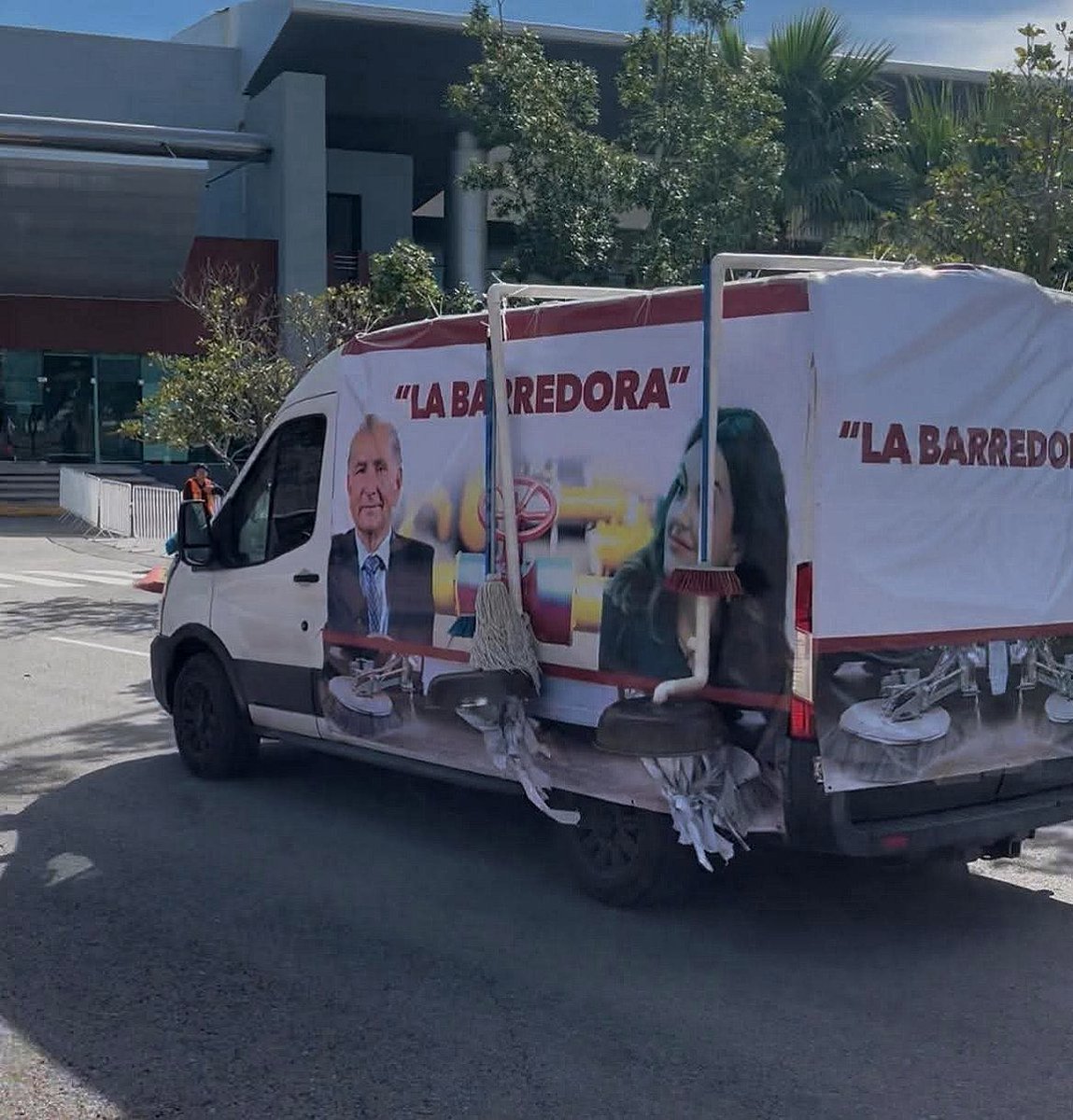 Los vehículos que circularon al rededor del informe de Andrea Chávez con el nombre de La Barredora