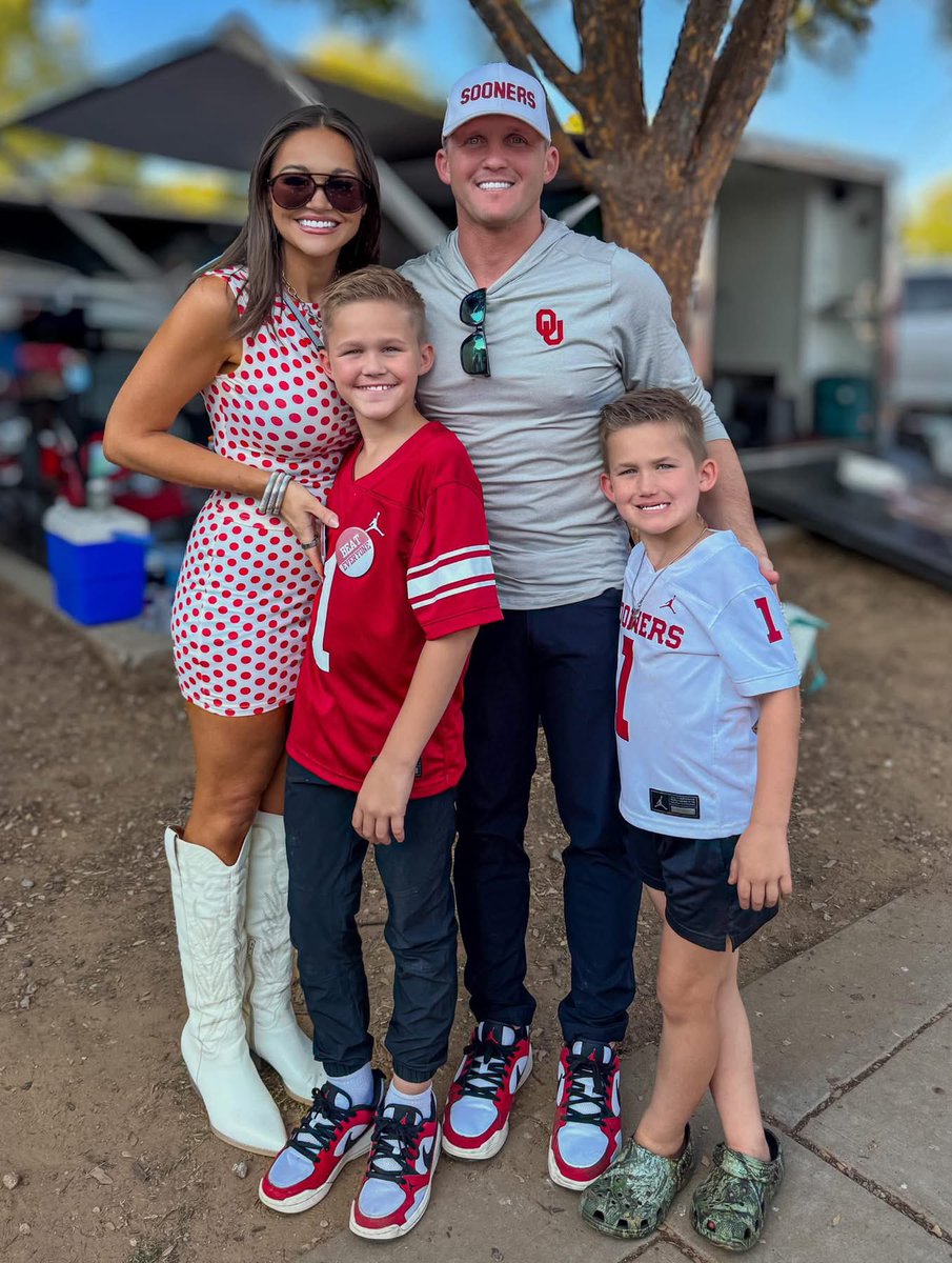 brettappling's tweet photo. Saturdays in Norman!! #BOOMER https://t.co/7Zcwg12Jxq