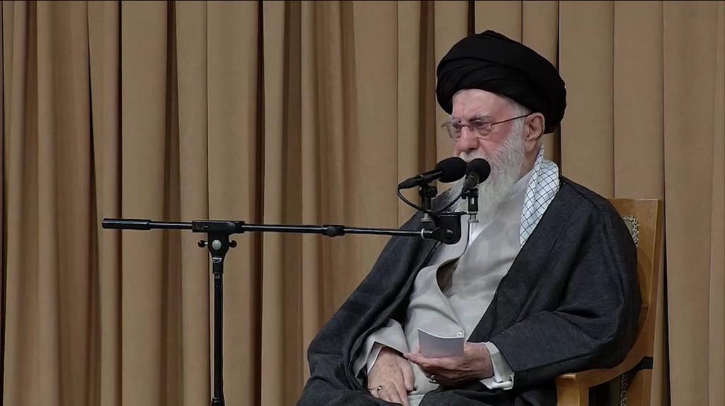دشمن می‌کوشد ملت ایران را در برزخ «نه جنگ، نه صلح» متوقف کند.
اما چه باید کرد؟
رهبر انقلاب امروز راه برون‌رفت را روشن کردند: با روحیه کار و تلاش، این وضعیت را بشکنیم و پیش برویم.
#اتحاد_مقدس
