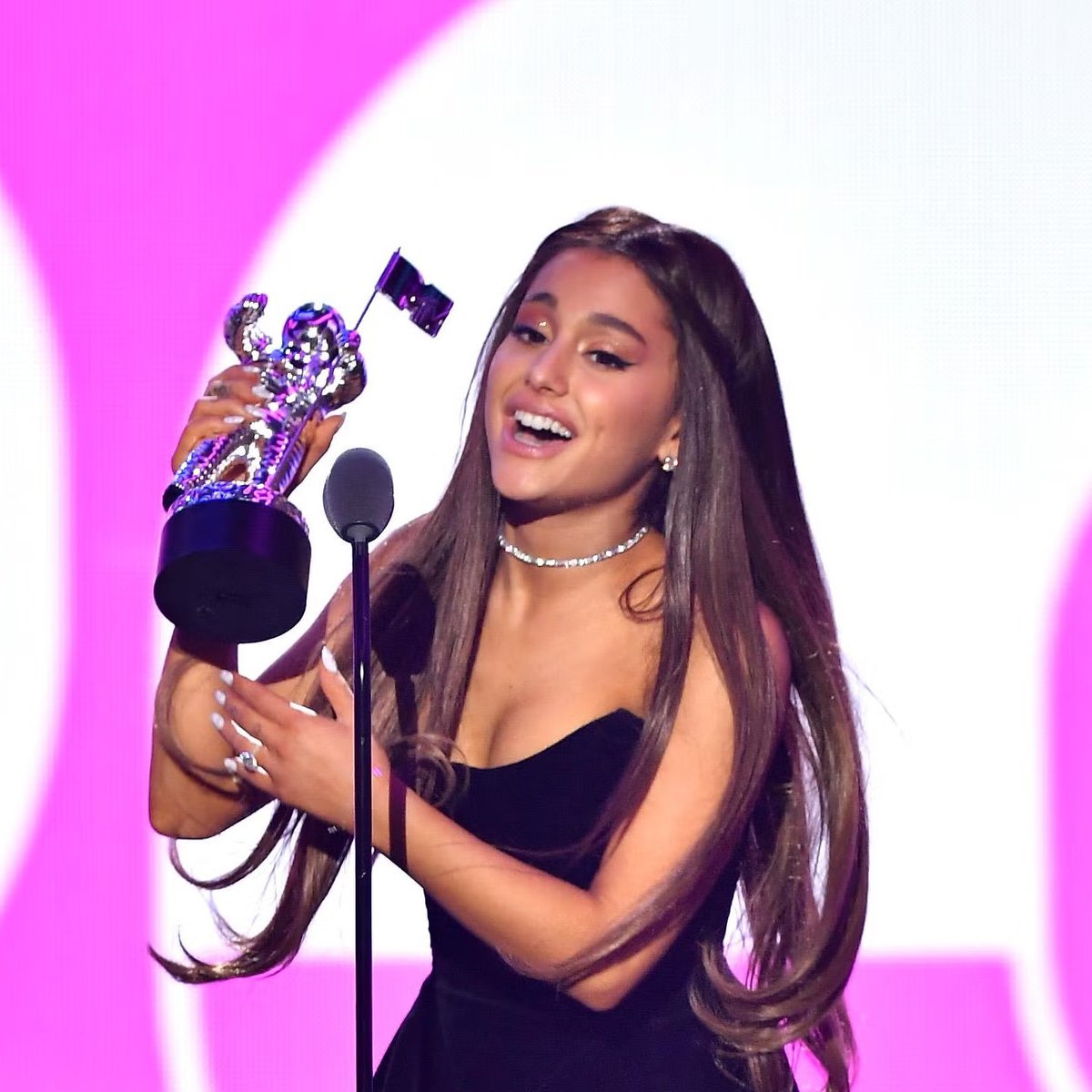 ArianaGrandePTs's tweet photo. Estamos a aproximar-nos da hora, portanto deixamos aqui alguns links para que consigam ver os #VMAs , esta noite:

🔗 | https://t.co/SKjEG3SGp1
🔗 | https://t.co/05P3Qcwd5L
🔗 | https://t.co/KJ421W0dZy https://t.co/mrJcBUlaZ0