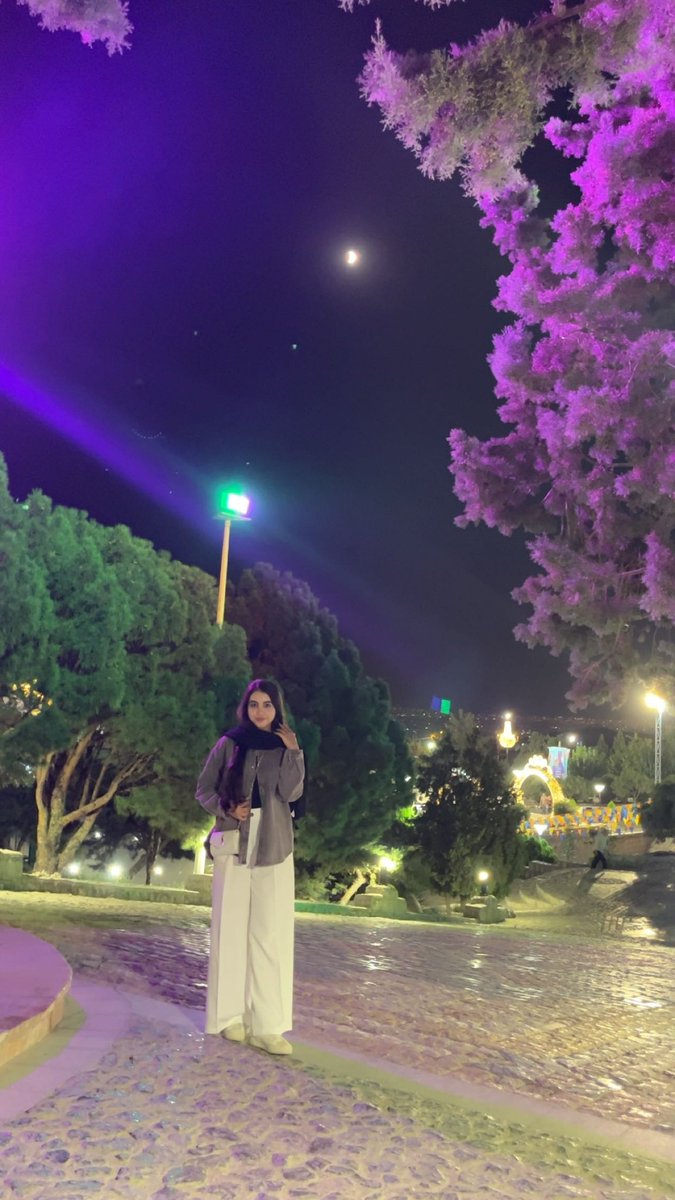 ooxymorooon's tweet photo. خسوفی که هنوز خونین نشده 
(به خاطرش ۳ ساعت تو ترافیک کوه صفه بودیم) https://t.co/6UyXsTrM40