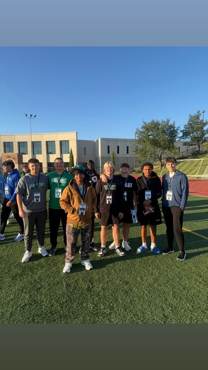 umbie16's tweet photo. Thanks to @CoachCrume and @cunebulldogs for the game day visit!!  Awesome win last night!! I had a great time! 

@LSWHawkFB 
@PrepRedzoneNE https://t.co/s7yzLqLTtU