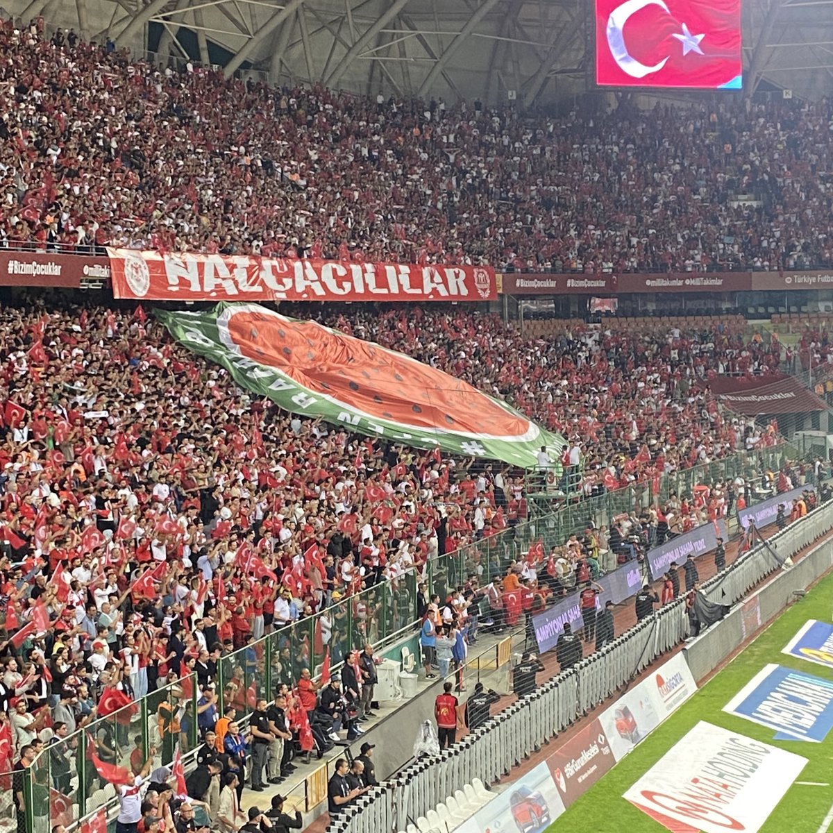 İl Gençlik Kolları Başkanımız Ahmet Cevher Eröz ve beraberindeki heyet Milli maçımızda takımımızı desteklemek için tribünde yerlerini aldı.