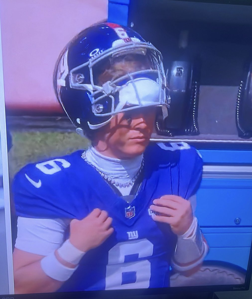 slicorey's tweet image. bro got on all these accesories and aint touch the field im crying