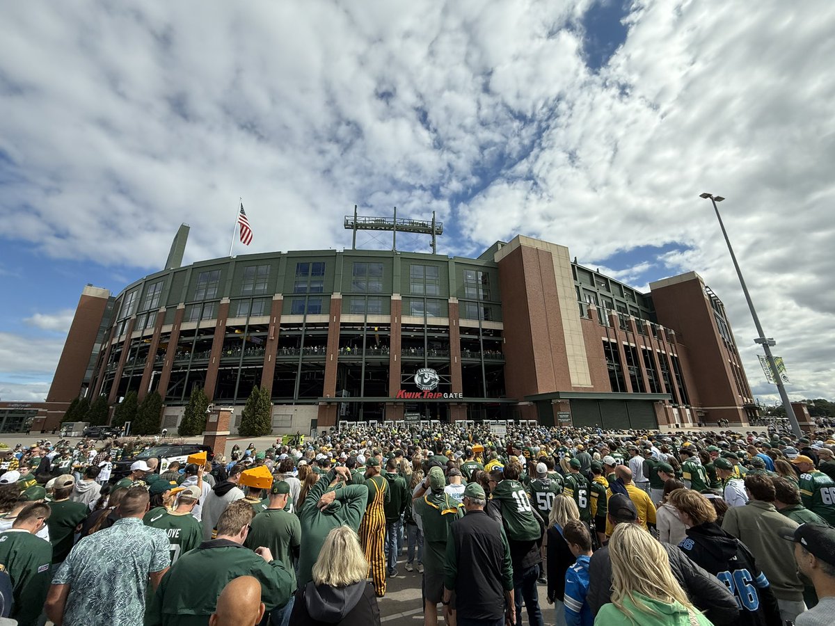 AlexGaulTV's tweet photo. A new season at home in Green Bay… I wish it was a bit colder! #GoPackGo https://t.co/SnsR2Ypvuw