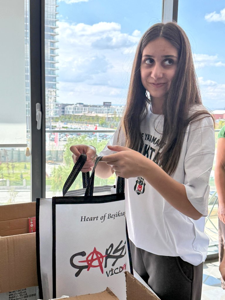 Köy okulları için, ilkokul çocuklarına kırtasiye seti ürünlerimizin hazırlıklarına başladık.

Beşiktaş çArşı