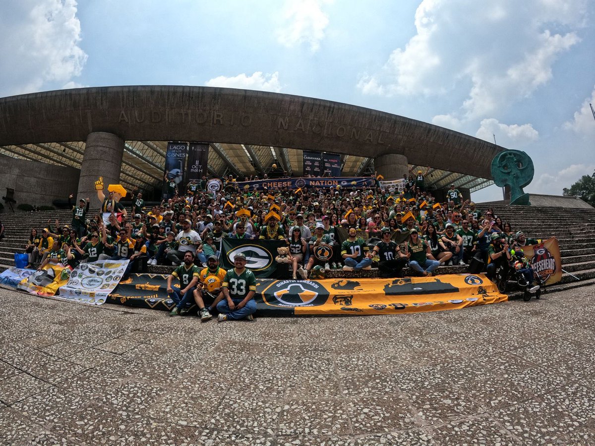 StuntGirlMojo's tweet photo. @FOXImpactoNFL @pepesegarra 
Hoy fue la foto oficial de fans Packers en el Auditorio Nacional ! Y hoy ganamos ! Saludos Padre Santo https://t.co/upzJNvee4N