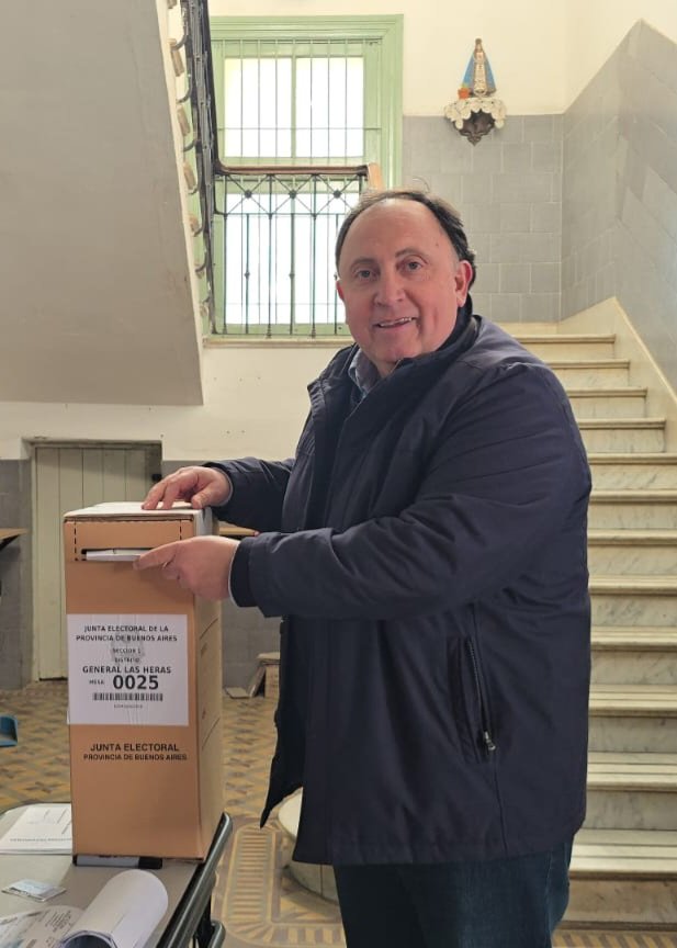 Como cada día de elecciones en General Las Heras, desde muy temprano y sin mayores contratiempos, pudimos disfrutar y vivir una jornada democrática en absoluta tranquilidad. 
Felicito también al <a href="/BAProvincia/">Gobierno PBA</a> por la organización y la decisión de impulsar el desdoblamiento. Que