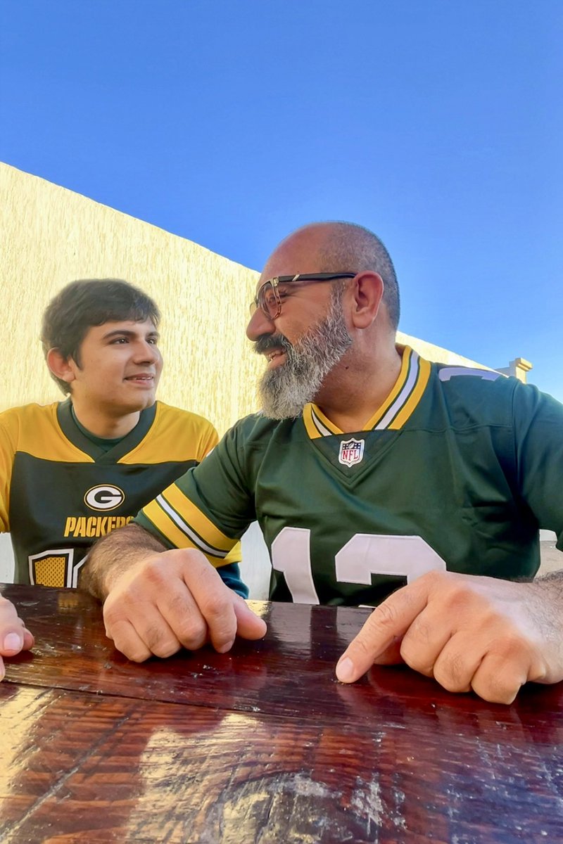 escarrega's tweet photo. #foximpactonfl 
@packers 
Mi hijo emiliano y yo https://t.co/wkNTLvcFhY