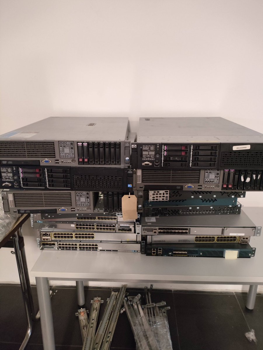 heute haben Beate, Bodo, Sebastian und Peter eine Menge Netzwerkhardware wie Server, Switches, Router und USVs abgeholt. Diese Geräte werden zum Teil der Ukraine für den Wiederaufbau zerstörter IT-Infrastruktur zur Verfügung gestellt. 
PCs für alle - wir reden nicht, wir tun was