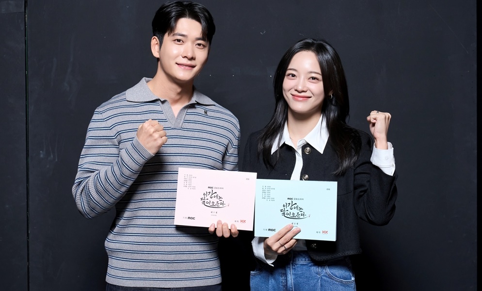 slist2015's tweet image. 강태오·김세정·이신영 ‘이강에는 달이 흐른다’, 대본리딩 현장 공개

#김세정 
#KIMSEJEONG 
@0828_kimsejeong
#이강에는달이흐른다
#강태오 #이신영 #진구 #홍수주 
#MBC이강에는달이흐른다
⬇관련기사⬇ 
slist.kr/news/articleVi…